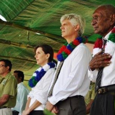 UQ Adjunct Professor and former High Commissioner to PNG Ian Kemish AM (centre) at a Kokoda ceremony with the late Ben Moide (right), a WW2 veteran